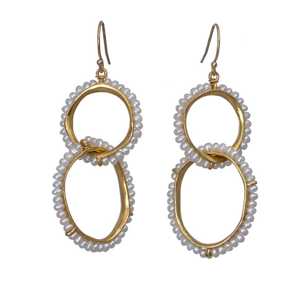 Pod earrings with pearls