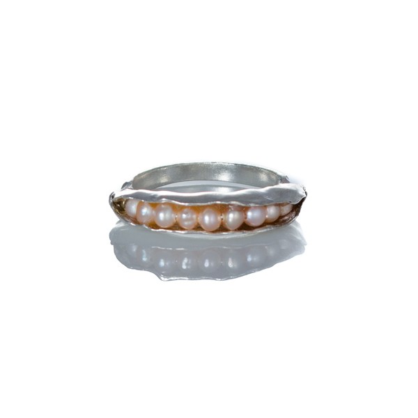 Pod ring with pearls