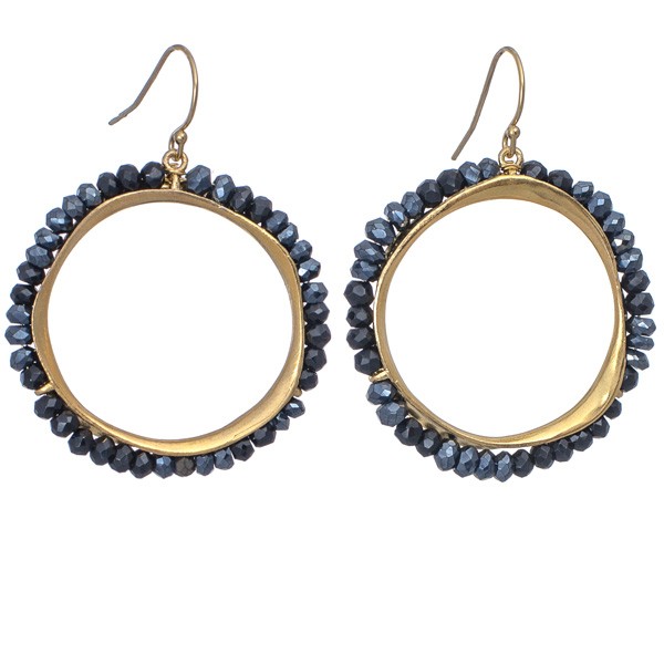 Pod earrings with black spinel